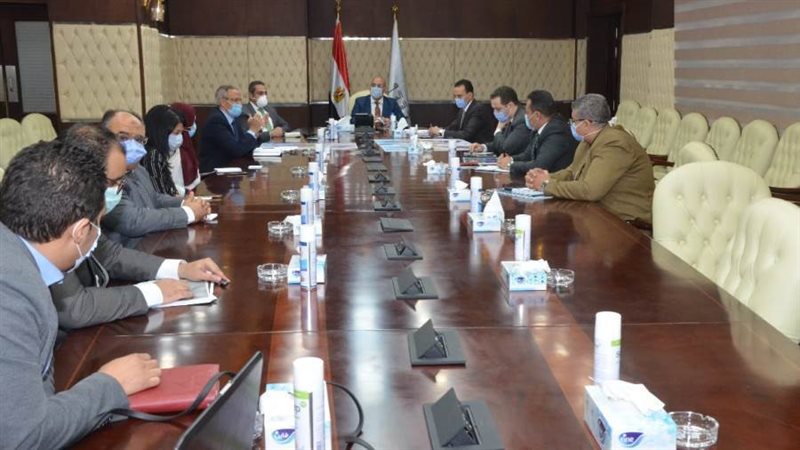 وزير الإسكان يستعرض