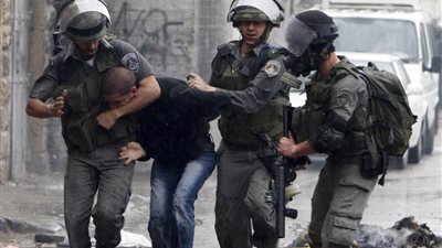 قوات الاحتلال الإسرائيلي تعتقل فلسطينياً من طولكرم