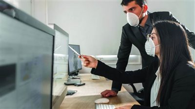 لو مضطر تروح الشغل.. إتيكيت التعامل مع زملاء العمل في عصر كورونا