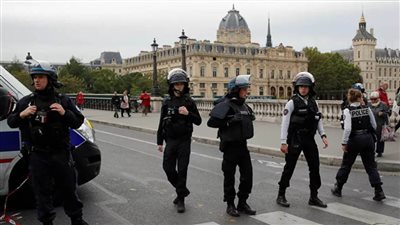 الشرطة الفرنسية تحتشد عند قوس النصر بباريس للاحتجاج على الحكومة