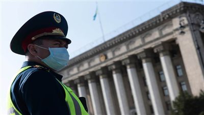 السلطات في هونج كونج تعاقب شرطيا لهتافه بشعار 