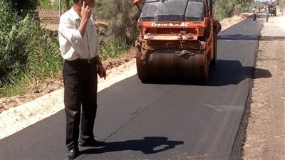 بدء أعمال رصف طريق قرية 