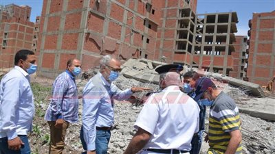 محافظ القليوبية يشهد إزالة برجين مخالفين في بنها
