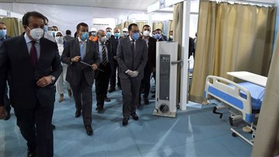 رئيس الوزراء يتفقد نموذجاً لمركز المسح لإجراء التحاليل  بجامعة عين شمس