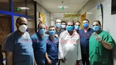 مستشفى اليوم الواحد بسمالوط تحتفل بخروج حالتين من متعافي كورونا