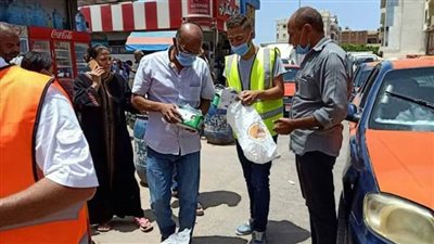 المصريين الأحرار يوزع الكمامات على المواطنين بالغردقة مجانا