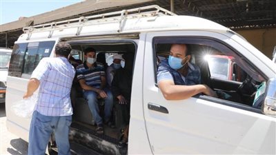 محافظ سوهاج: توزيع 1000 كمامة على المواطنين بالمواقف العامة مجانا