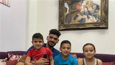 عبد الرحمن حميد حارس يد الأهلي في زيارة لمنزل الشهيد منسي: أسرة عظيمة