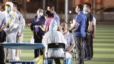 الصين تلجأ لملاعب كرة القدم لإجراء تحليل كورونا للسكان في بكين