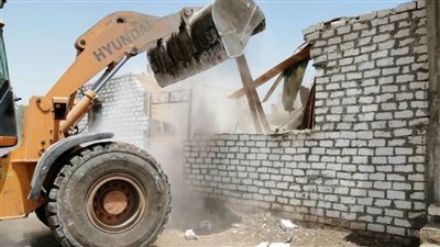 إزالة 30 تعديًا على الأرض الزراعية بمركز الفشن