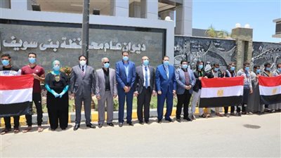 محافظ بني سويف يستقبل العائدين من ليبيا