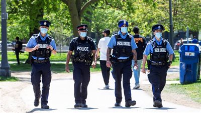 كندا.. مجهولون يدنسون تمثالا لترودو الأب