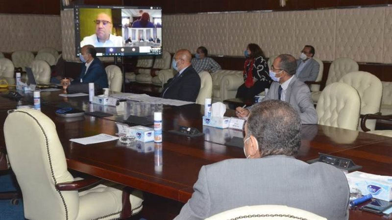 وزير الاسكان خلال