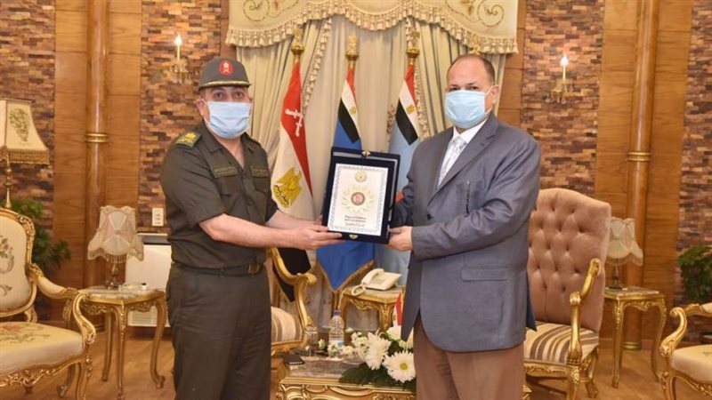 محافظ أسيوط يقدم