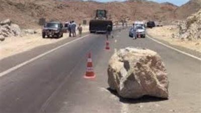 إزالة صخرة سقطت علي طريق سفاجا دون أضرار