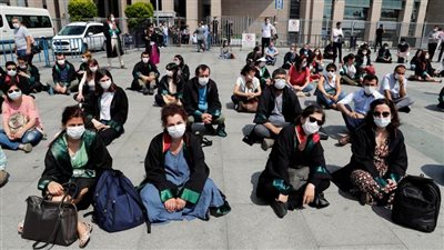 الشرطة التركية توقف مسيرة محامين يحتجون على مشروع قانون نقابي