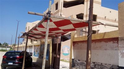 مظلات وشوادر لانتظار أولياء الأمور أمام مدارس الإسكندرية