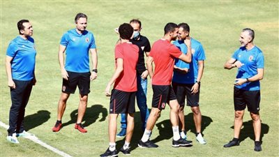 سيزا يجتمع مع المجموعة الثانية بمران الأهلي في غياب فايلر