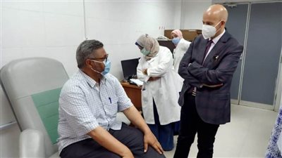 وكيل صحة الشرقية يشكر أول متعافٍ من 