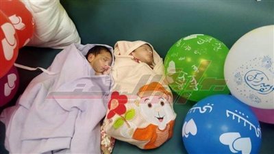 ممرضات عزل ملوي يحتفلن بإسبوع مولودين