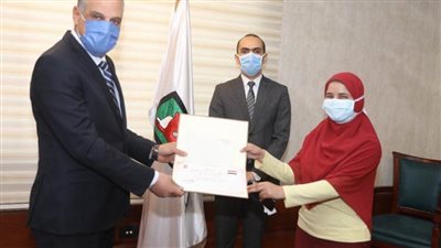 محافظ سوهاج يكرم 6 من العاملين في القطاع الطبي 