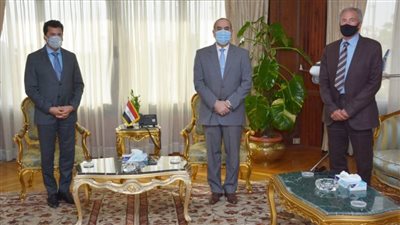 عاجل.. وزير الطيران المدني يلتقي وزير الشباب ورئيس اتحاد اليد