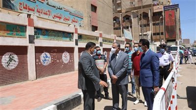 محافظ سوهاج يطمئن على انتظام امتحانات 