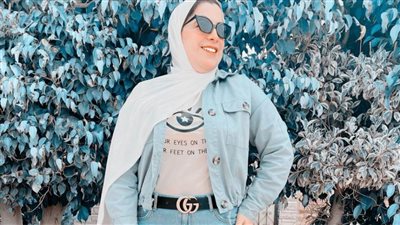 الأبيض الناصع والأزرق الكلاسيكي موضة صيف 2020