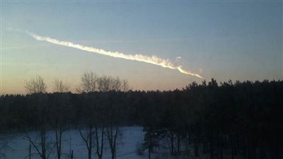 مئات النيازك تخترق الغلاف الجوي للأرض