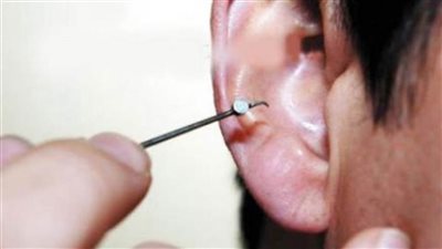 القبض على طالب يروج سماعات صغيرة لاستخدامها في الغش بالامتحانات