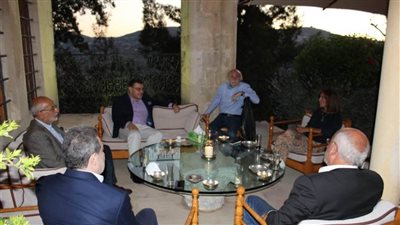 سفير مصر في بيروت يبحث مع جنبلاط الأوضاع الاقتصادية  بلبنان