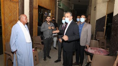محافظ سوهاج يتفقد عدداً من الكافيهات.. ويشدد على الالتزام بالإجراءات الاحترازية 