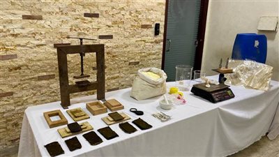 القبض على متهمين يصنعان الحشيش والأقراص المخدرة بالقاهرة