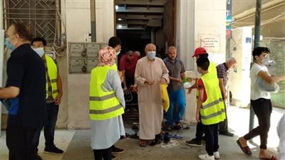 طلائع وفتيات القاهرة يستقبلون المصلين بالمساجد