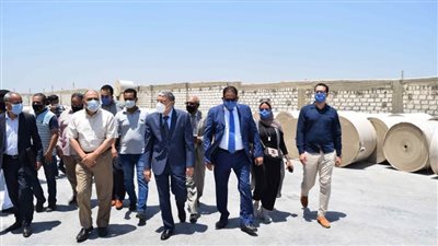 محافظ المنيا يتفقد أول مصنع لصناعة خام الورق على مستوى الصعيد