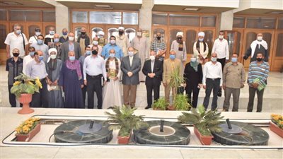 محافظ أسيوط يسلم 77 عقد تقنين للمستفيدين من أراضي أملاك الدولة 