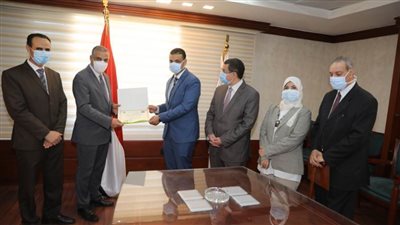 محافظ سوهاج يكرم 16 من العاملين بالقطاع الطبي