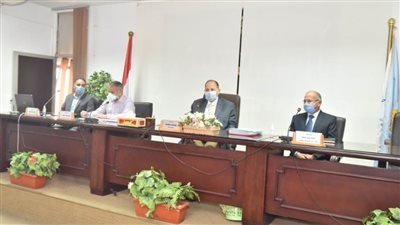 محافظ أسيوط يلتقي مسؤولي «التخطيط» لبحث تفعيل إتاحة خدمات المحليات إلكترونيا