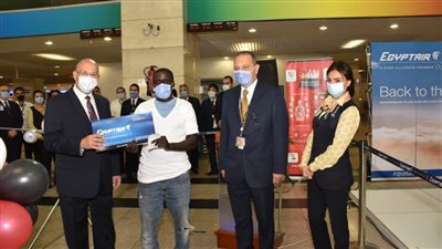 تذاكر مجانية من مصر للطيران لراكبين.. عيد ميلادهما أول يوليو