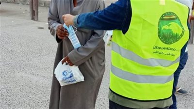 مستقبل وطن يوزع كمامات ومطهرات علي مواطني 