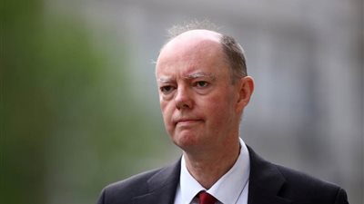 كبير أطباء إنجلترا: موجة كورونا الثانية واردة وقد تطول جدا