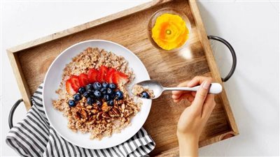 تمدك بالطاقة والحيوية .. أطعمة ينصح بتناولها على الريق في الصباح 