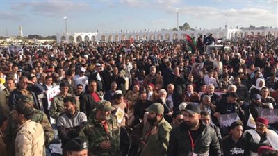 تعقيم وتطهير ساحة الكيش ببنغازى استعدادًا لاحتشاد الليبيين ضد الغزو التركي.. غدًا