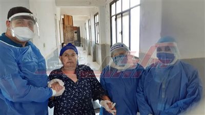 عمرها 107 أعوام.. تعافي وخروج أكبر معمرة من مستشفى العزل بمطاي