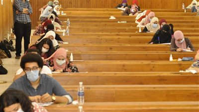 رئيس جامعة المنيا يتفقد لجان امتحانات الفرق النهائية بكليتي الطب والصيدلة