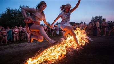القفز فوق النار والاستحمام في النهر..مظاهر الاحتفال بـ 