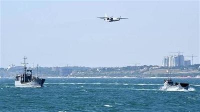 أسطول بحري يعجز عن الحركة فى عرض عسكري