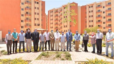 نائب رئيس جامعة أسيوط تتفقد العمارات السكنية المطروحة للتمليك