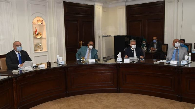 وزير الإسكان يتابع