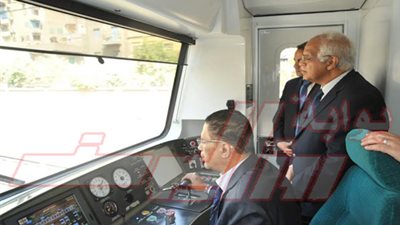 بالصور.. وزير النقل يشهد تشغيل قطار مكيف جديد بالخط الأول لمترو الأنفاق